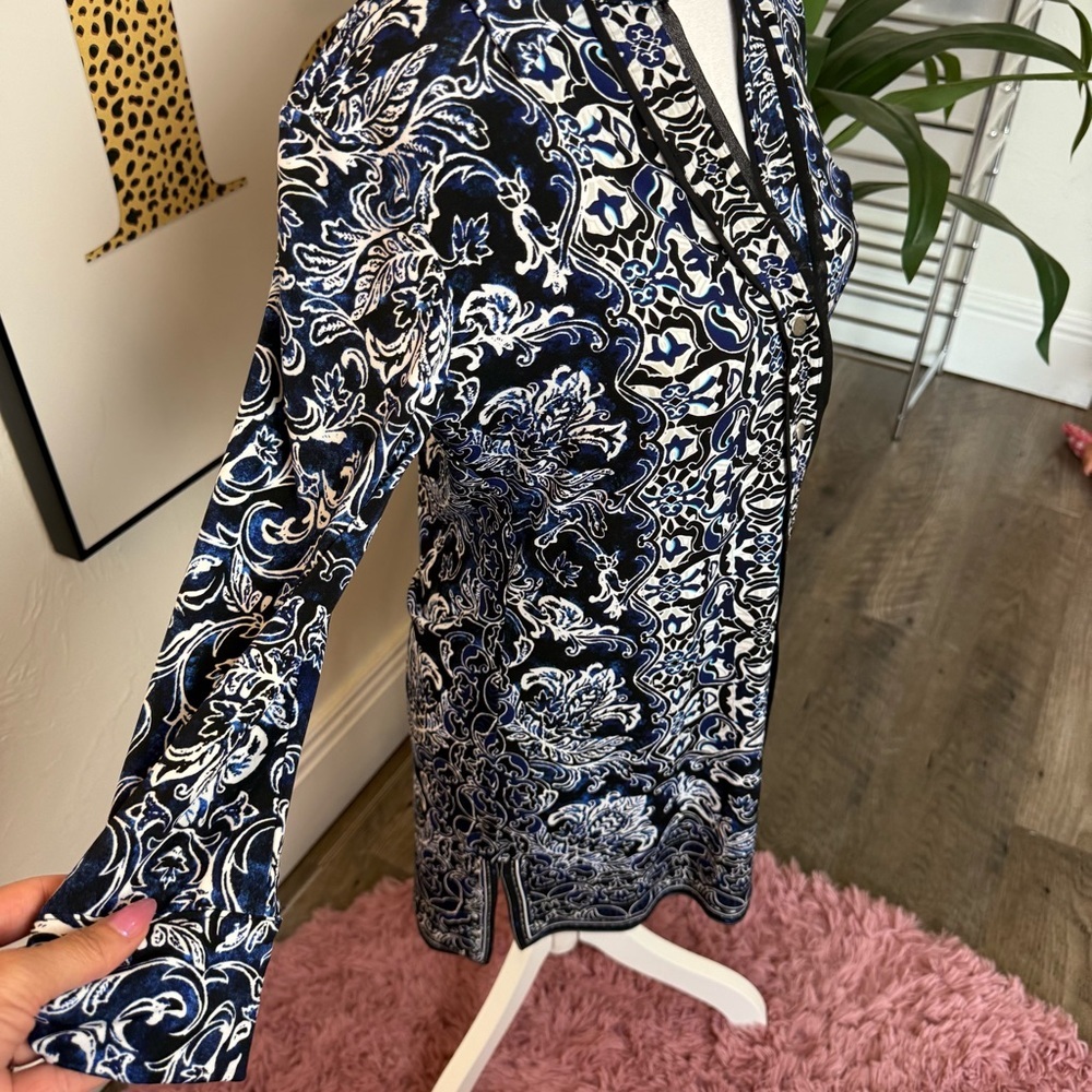 White House Black Market Blue/White Printed Blouse – Size XS - Picture 3 of 8